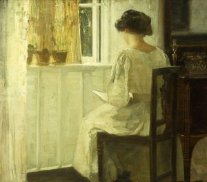 Eine Frau liest in einem sonnendurchfluteten Innenraum von Carl Holsoe