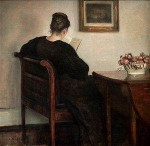 Innenraum, lesende Frau