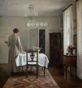 Die Frau des Künstlers deckt den Tisch