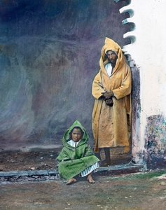 Marokko, maurischer Händler mit kleinem Sohn, Bilddatum: ca. 1910 von Carl Simon