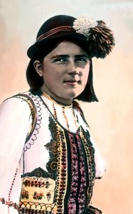 Rumänien, Porträt eines Mädchens in traditioneller Tracht, um 1920 von Carl Simon