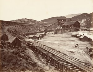 Eureka-Quarz-Mühle und Flume, Nevada, 1875, gedruckt ca. 1876 von Carleton Emmons Watkins