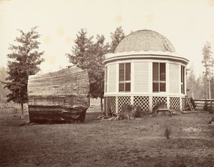 Das Haus über einem Baumstumpf von Carleton Emmons Watkins