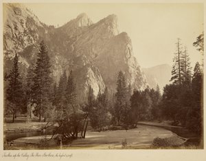 Weiter oben im Tal. Die drei Brüder, der höchste, 3.830 ft. von Carleton Watkins