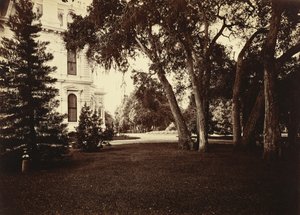 Thurlow Lodge - Rasen und Haus. Von Barron Cluster. von Carleton Watkins