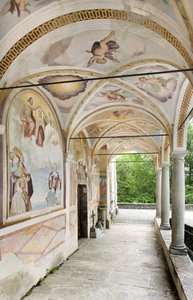 Ansicht der Fresken und des Portikus, Kirche Santi Nazaro e Celso, Lanzo D