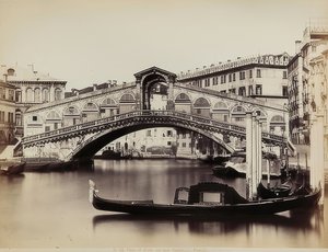 Blick auf den Canal Grande mit der Ponte di Rialto in Venedig von Carlo Naya