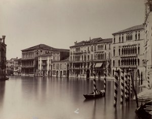 Venedig. Canal Grande mit Blick auf Ca’Foscari, Palazzo Giustinian und Ca’Rezzonico von Carlo Naya