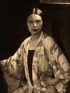 Halbporträt von Wanda Wulz im Kimono von Carlo Wulz