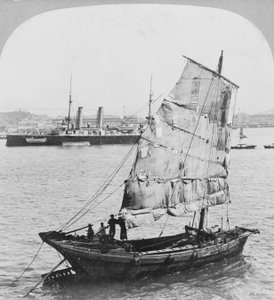 Chinesische Dschunke und britisches Kriegsschiff im Hafen von Hongkong, 1902 von Carlton Harlow Graves