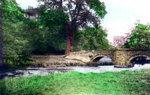 Brücke bei Haddon Hall, Derbyshire, 1926 von Cavenders Ltd