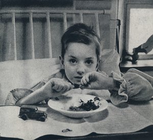 Ein kleines Kind, das leicht atmet und sein Leben in jedem Glied spürt, was sollte es wissen von Cecil Beaton