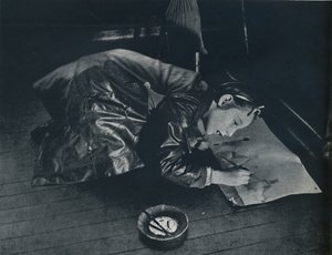 Ein kleines Mädchen, das zurückgelassen wurde, stellt sich die Reise aufs Land vor, 1941 von Cecil Beaton
