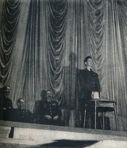 Flugleutnant J. Nicholson betont die Bedeutung von Disziplin für Kadetten, 1941 von Cecil Beaton