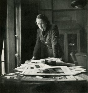 Im Lesesaal, ca. 1943 von Cecil Beaton