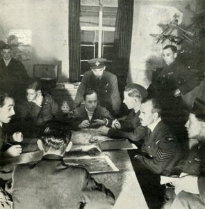 Verhör von Flugbesatzungen, W.A.A.F. hilft bei dieser Arbeit, ca. 1943