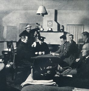 Nachtwache: Die Feuerwehrmannschaft entspannt sich, 1941