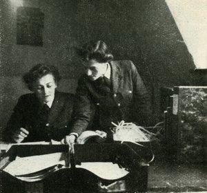 Im Signal-Dienst, ca. 1943 von Cecil Beaton