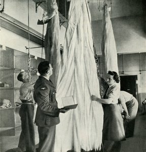 Fallschirmpacker, ca. 1943 von Cecil Beaton