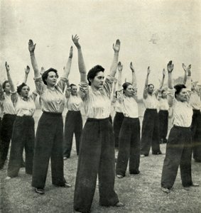 Körperliche Ertüchtigung in einem Rekrutendepot, um 1943 von Cecil Beaton