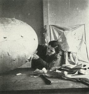 Reparatur von Sperrballons, um 1943 von Cecil Beaton