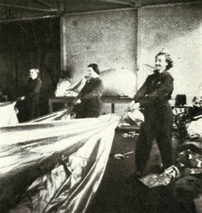Reparatur von Sperrballons von Cecil Beaton