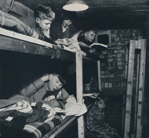 Schlafsaal der Schüler, 1941