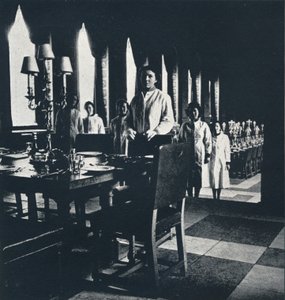 Wren-Weinkellner in der Banketthalle des Großen Wren, 1941
