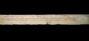 Keltische Kunst: „Huldigung an die Gottheiten“ Gravierte Inschrift im keltischen Alphabet (Ogham). Ende 6. Anfang 5. Jahrhundert v. Chr.