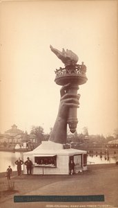 Bartholdis "Freiheit"- Hand und Fackel, Centennial Exhibition, Philadelphia von Centennial Photographic Co.