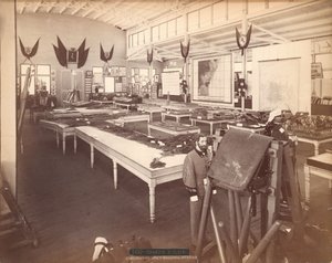 Innenansicht des spanischen Regierungsgebäudes im spanischen Abschnitt der Centennial Exposition von Centennial Photographic Co.