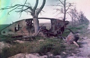 Das Wrack eines deutschen Panzers, zerstört an der Westfront, Frankreich, ca. 1914-18 von Charles Adrien