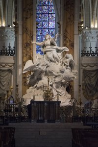 Innenansicht der Kathedrale von Chartres, der Meisteraltar (Skulptur von Charles Antoine Bridan die Himmelfahrt) von Charles Antoine Bridan