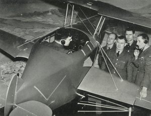 RAF-Personal lernt während des Zweiten Weltkriegs in einem Flugsimulator zu fliegen von Charles Brown