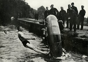 RAF-Personal lernt, ein Rettungsboot zu benutzen, 1941