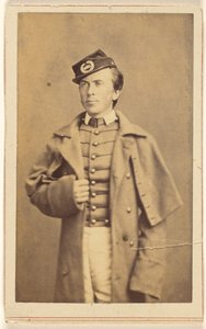 [Unbekannter Soldat des Bürgerkriegs, stehend, eine Hand hält seinen Mantel] von Charles DeForest Fredricks