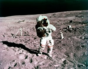 Astronaut John Young auf der Mondoberfläche, Apollo 16 Mission, 21. April 1972 von Charles Duke