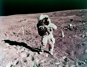 Astronaut John Young auf der Mondoberfläche, Apollo 16 Mission, April 1972 von Charles Duke