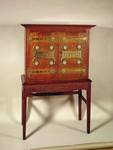 Der Kelmscott Chaucer Schrank, entworfen von C.F.A. Voysey und hergestellt von F. Coote, 1899