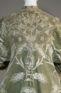 Bertha Palmers Abendmantel, ca. 1902 (Detail). Seidensatin mit geschnittenem Samt im Weizenmuster, Metallfaden-Spitze, Seiden-Metall-Quasten. Worth, Paris. von Charles Frederick Worth
