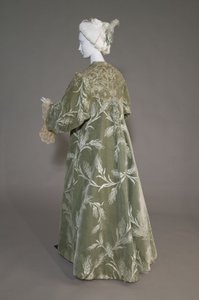 Bertha Palmers Abendmantel, ca. 1902 (schräge Rückansicht). Seidensatin mit geschnittenem Samt im Weizenmuster, Metallfaden-Spitze, Seiden-Metall-Quasten. Worth, Paris.