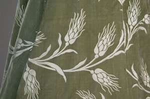 Bertha Palmers Abendmantel, ca. 1902 (Detailansicht des Stoffes). Seidensatin mit geschnittenem Samt im Weizenmuster, Metallfaden-Spitze, Seiden-Metall-Quasten. Worth, Paris. von Charles Frederick Worth