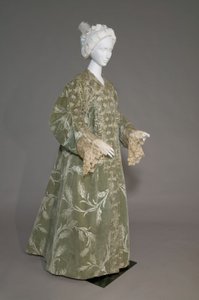 Bertha Palmers Abendmantel, ca.1902 (vordere schräge Ansicht). Seidensatin mit geschnittenem Samt im Weizenmuster, metallisches Spitzenband, Seidenmetallquasten. Worth, Paris.