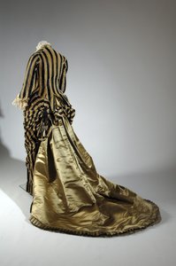 Abendkleid, ca. 1884 (Rückansicht). Seidensatin und geschnittenes Samt, Spitze, Seidenfadenquasten und Fransen. Charles Frederick Worth, Frankreich. von Charles Frederick Worth