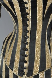 Abendkleid, ca. 1884 (Teilansicht des Knopfverschlusses). Seidensatin und geschnittenes Samt, Spitze, Seidenfadenquasten und Fransen. Charles Frederick Worth, Frankreich. von Charles Frederick Worth