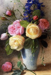 Rosen und Rittersporn in einer Vase