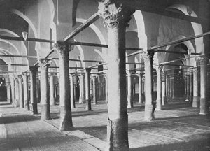 Kairouan. Innenraum der Großen Moschee, um 1913 von Charles J. S. Makin