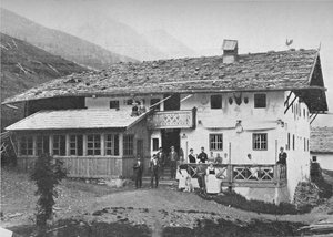 Berghütte, Tirol, um 1913 von Charles J. S. Makin