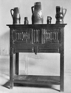 Ein Credence und Schwarze Krüge von Charles Latham