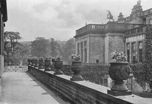 Geschnitzte Steinvase, Ostterrasse von Charles Latham